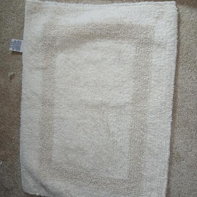 Five-piece bathroom rug set great condition!