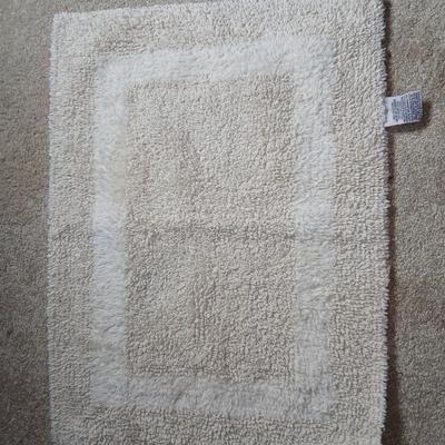 Five-piece bathroom rug set great condition!