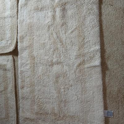 Five-piece bathroom rug set great condition!