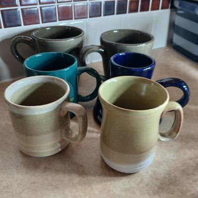 Like new 12 cup Hamilton beach coffee maker with all these coffee mugs sugar & cream dishes too!