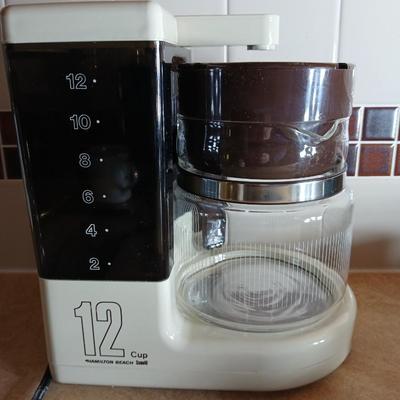 Like new 12 cup Hamilton beach coffee maker with all these coffee mugs sugar & cream dishes too!