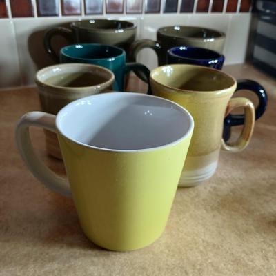 Like new 12 cup Hamilton beach coffee maker with all these coffee mugs sugar & cream dishes too!