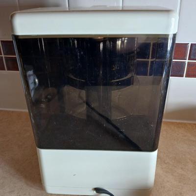 Like new 12 cup Hamilton beach coffee maker with all these coffee mugs sugar & cream dishes too!