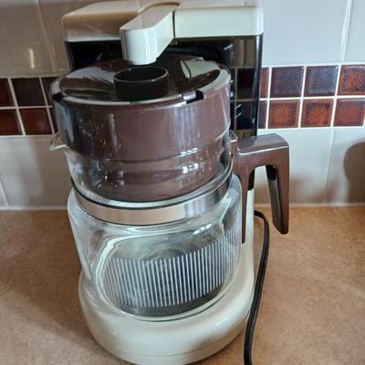 Like new 12 cup Hamilton beach coffee maker with all these coffee mugs sugar & cream dishes too!