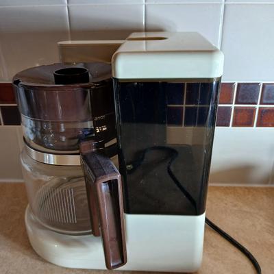 Like new 12 cup Hamilton beach coffee maker with all these coffee mugs sugar & cream dishes too!