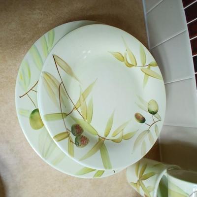 Gibson hand painted dinnerware set 16-piece set