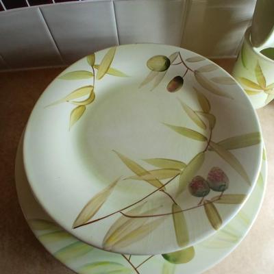 Gibson hand painted dinnerware set 16-piece set
