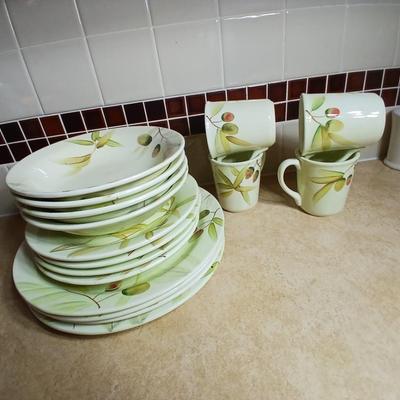 Gibson hand painted dinnerware set 16-piece set