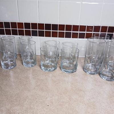 Set of 12 drinking glasses 4 each size