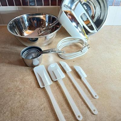 Vintage chrome Hamilton each mixer with nice stainless mixing bowl and spatula set