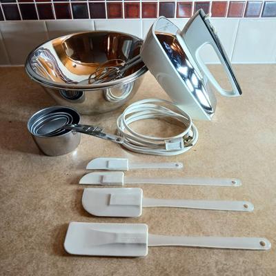 Vintage chrome Hamilton each mixer with nice stainless mixing bowl and spatula set