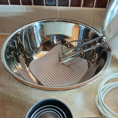 Vintage chrome Hamilton each mixer with nice stainless mixing bowl and spatula set