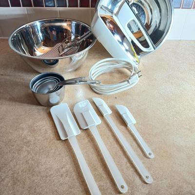 Vintage chrome Hamilton each mixer with nice stainless mixing bowl and spatula set