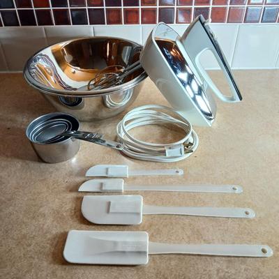 Vintage chrome Hamilton each mixer with nice stainless mixing bowl and spatula set