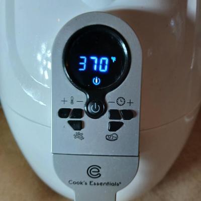 Cheer Master Air Fryer with round cutting board / hotplate.