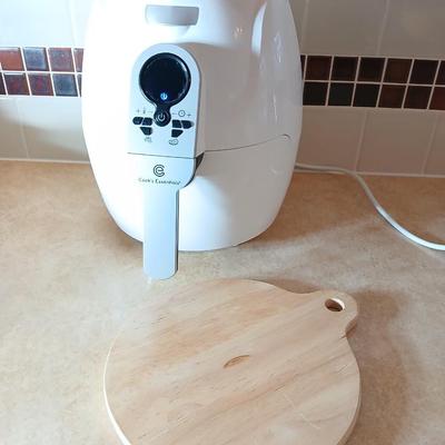 Cheer Master Air Fryer with round cutting board / hotplate.