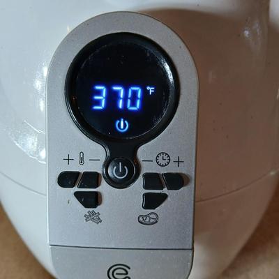 Cheer Master Air Fryer with round cutting board / hotplate.