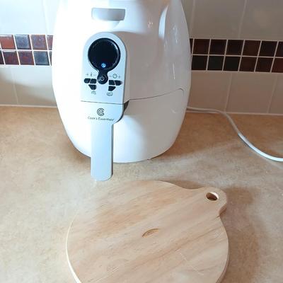 Cheer Master Air Fryer with round cutting board / hotplate.