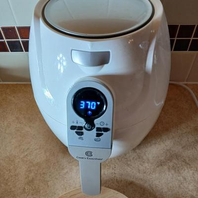 Cheer Master Air Fryer with round cutting board / hotplate.