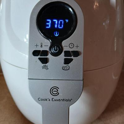 Cheer Master Air Fryer with round cutting board / hotplate.