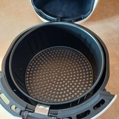 Cheer Master Air Fryer with round cutting board / hotplate.