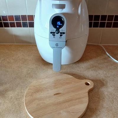 Cheer Master Air Fryer with round cutting board / hotplate.