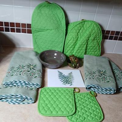 Green fabric appliance covers, with dish drying towels and soap dish frog