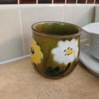 Small stoneware like Kitchen bowls and mugs with neat design