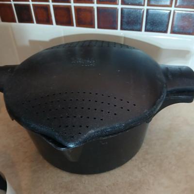 Pampered Chef pasta bowls with strainer lids, a glass spaghetti noodle canister and Italian themed salt & pepper shakers
