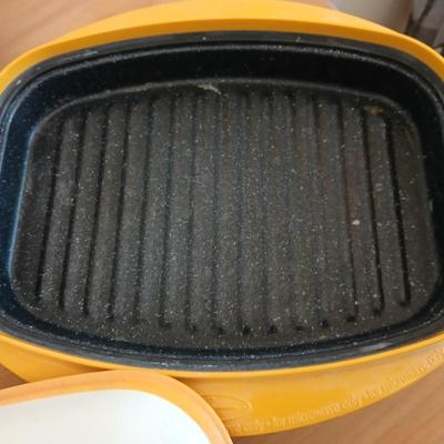 Nice enamel roasting pan, glass lidded casserole dish and a microwavable grill plate