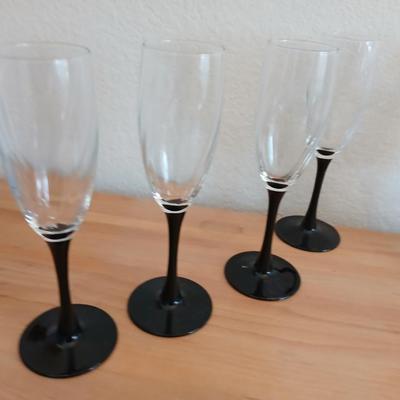 Brand new Home glass drinking set of 4 with wine glasses and aelegant glass vase
