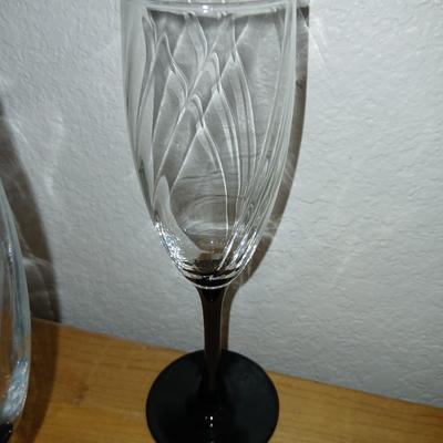Brand new Home glass drinking set of 4 with wine glasses and aelegant glass vase