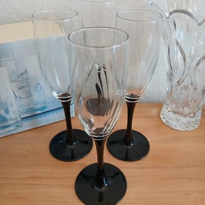 Brand new Home glass drinking set of 4 with wine glasses and aelegant glass vase