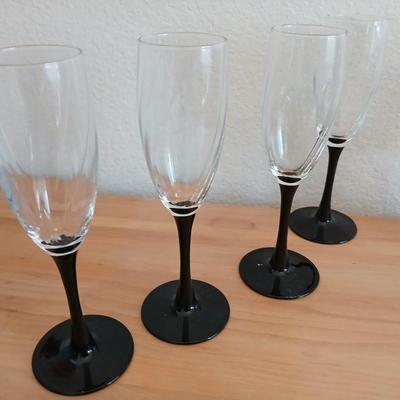 Brand new Home glass drinking set of 4 with wine glasses and aelegant glass vase