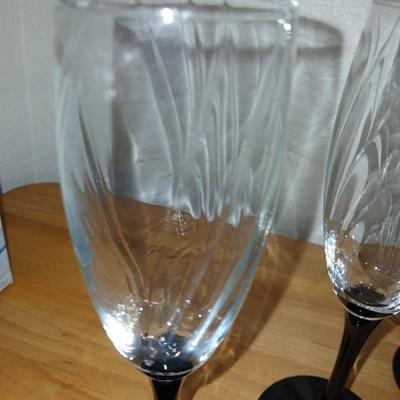 Brand new Home glass drinking set of 4 with wine glasses and aelegant glass vase