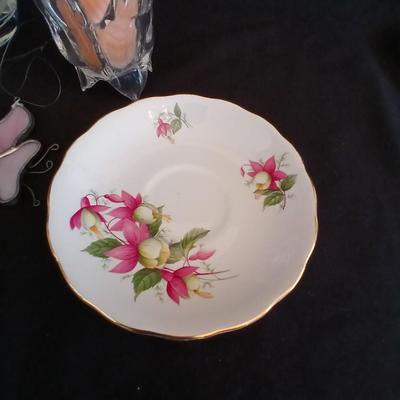 Beautiful Lenox butterfly vase with candles and stained-glass flowers