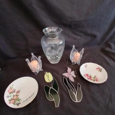Beautiful Lenox butterfly vase with candles and stained-glass flowers