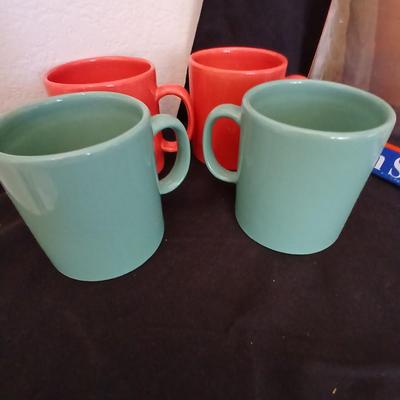 Four large coffee mugs and a brand-new wooden sofa server