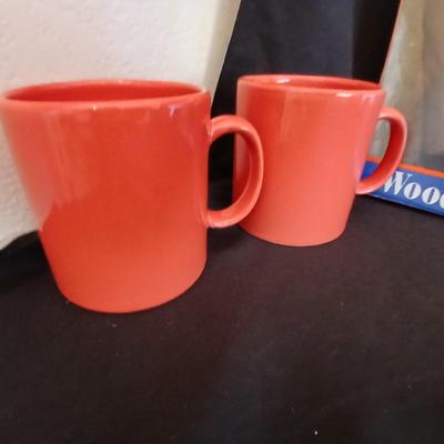 Four large coffee mugs and a brand-new wooden sofa server