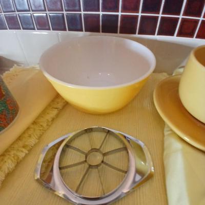 Kitchen items - placemats, small Pyrex mixing bowl, mug, napkins, kitchen towels, and more