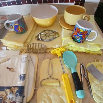 Kitchen items - placemats, small Pyrex mixing bowl, mug, napkins, kitchen towels, and more