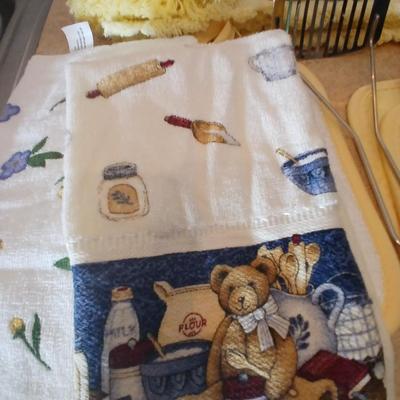 Kitchen items - placemats, small Pyrex mixing bowl, mug, napkins, kitchen towels, and more