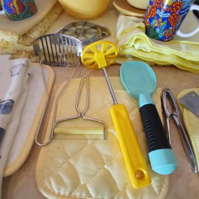Kitchen items - placemats, small Pyrex mixing bowl, mug, napkins, kitchen towels, and more