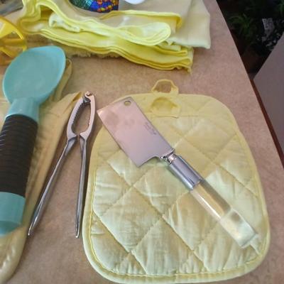 Kitchen items - placemats, small Pyrex mixing bowl, mug, napkins, kitchen towels, and more
