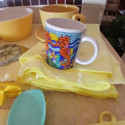 Kitchen items - placemats, small Pyrex mixing bowl, mug, napkins, kitchen towels, and more