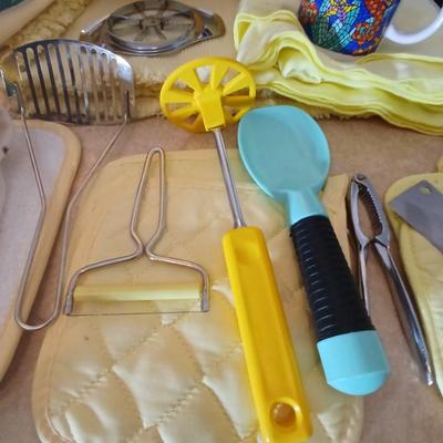 Kitchen items - placemats, small Pyrex mixing bowl, mug, napkins, kitchen towels, and more