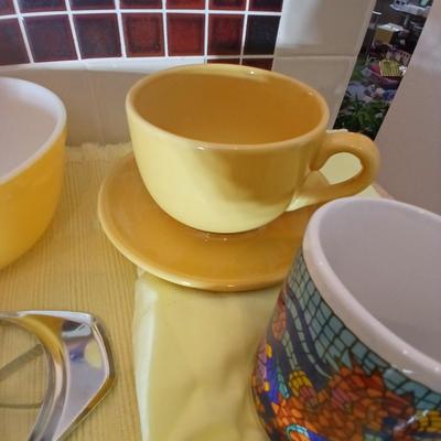 Kitchen items - placemats, small Pyrex mixing bowl, mug, napkins, kitchen towels, and more