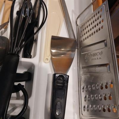 Kitchen Utensils of all kinds! Everything you need for your kitchen. Mostly all black handles