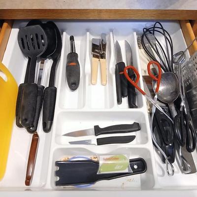 Kitchen Utensils of all kinds! Everything you need for your kitchen. Mostly all black handles