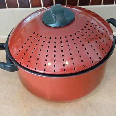 Two new Pasta Chef pots with strainer lids